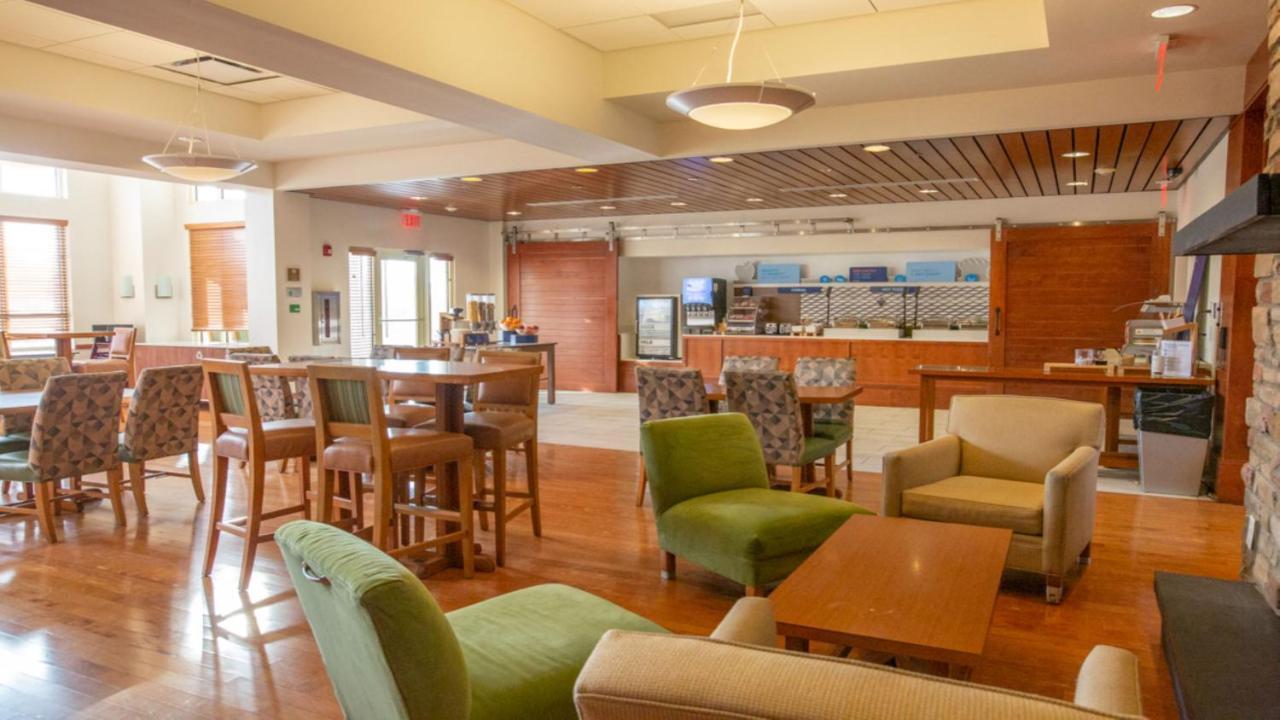 Holiday Inn Express Columbus Airport Easton Экстерьер фото