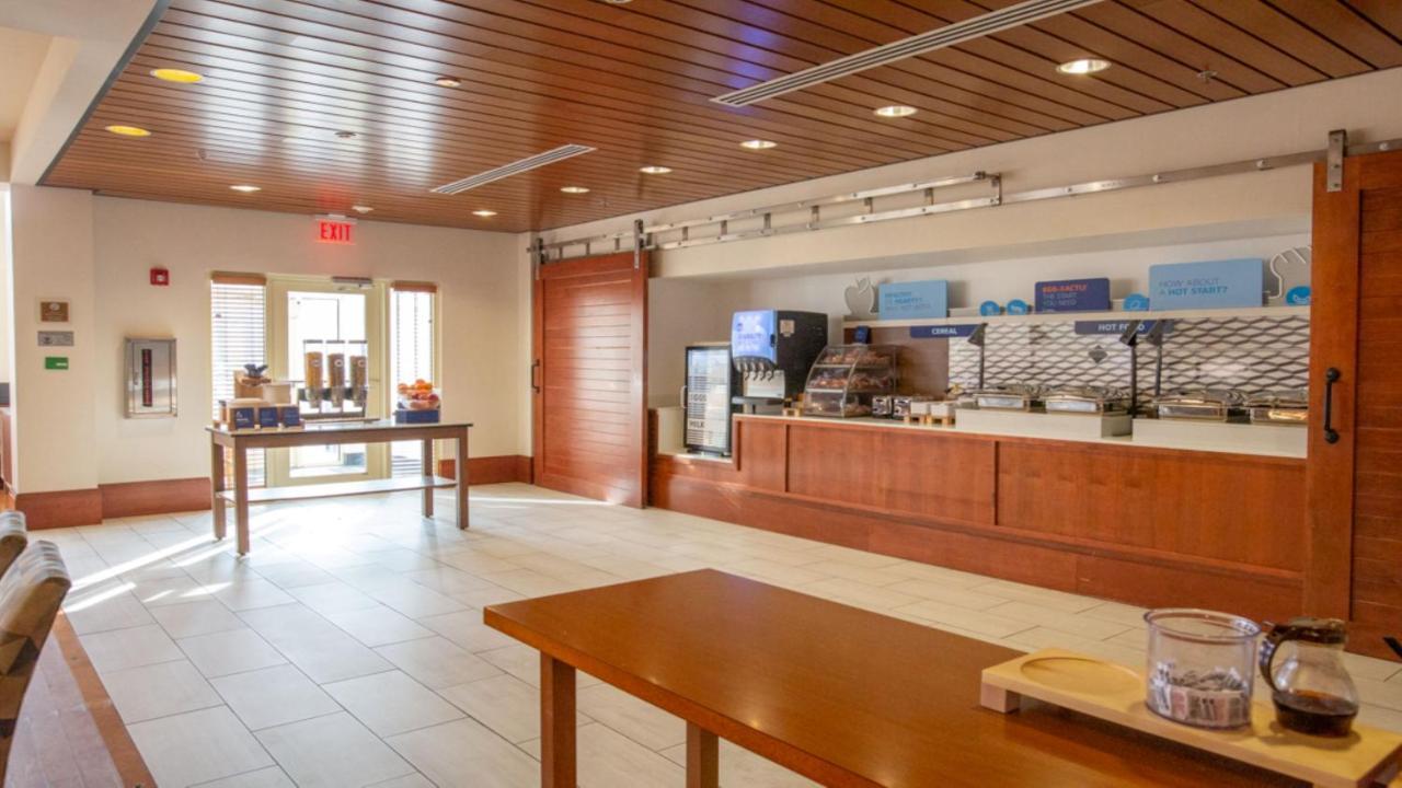 Holiday Inn Express Columbus Airport Easton Экстерьер фото