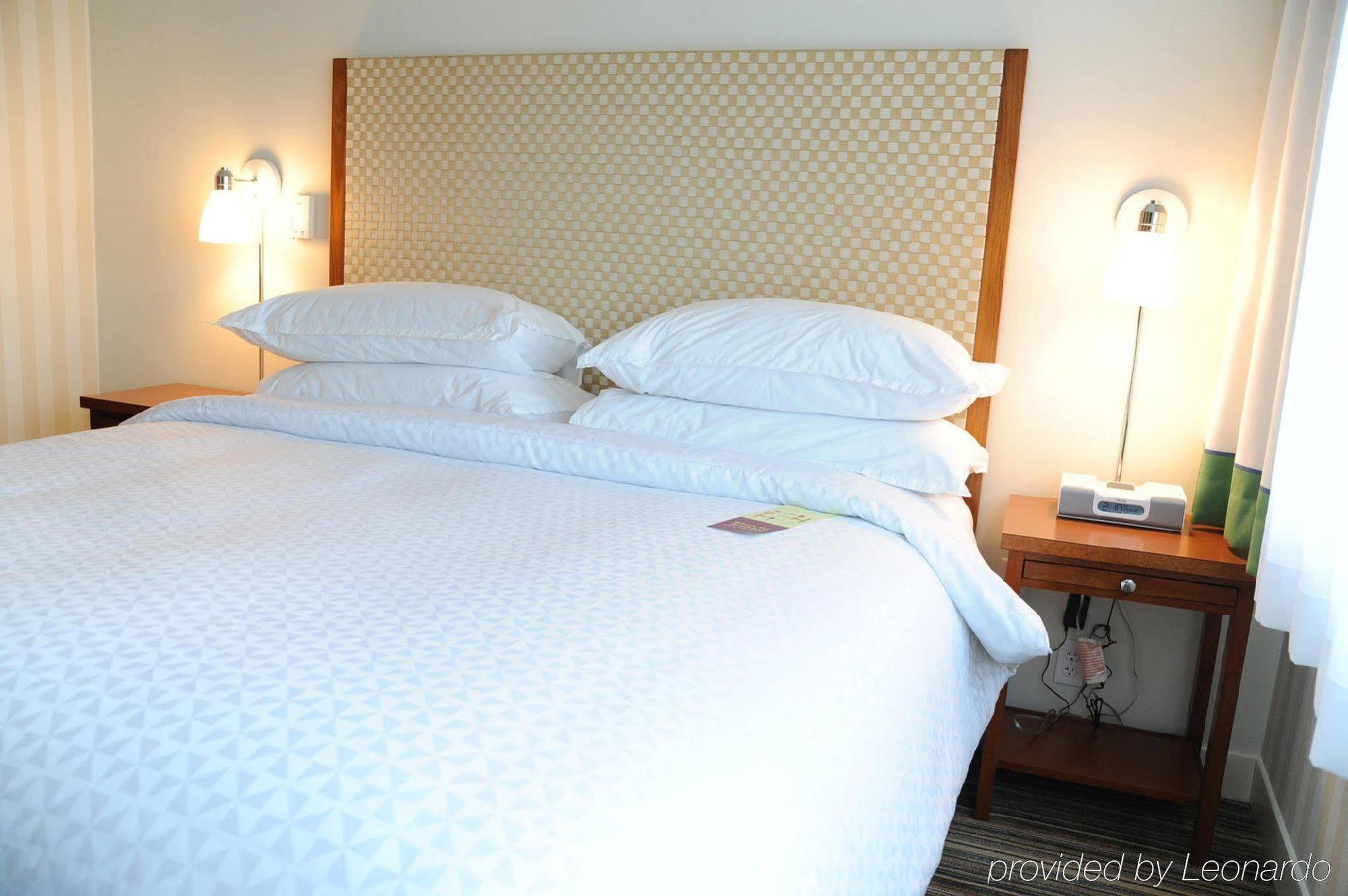 Holiday Inn Express Columbus Airport Easton Номер фото
